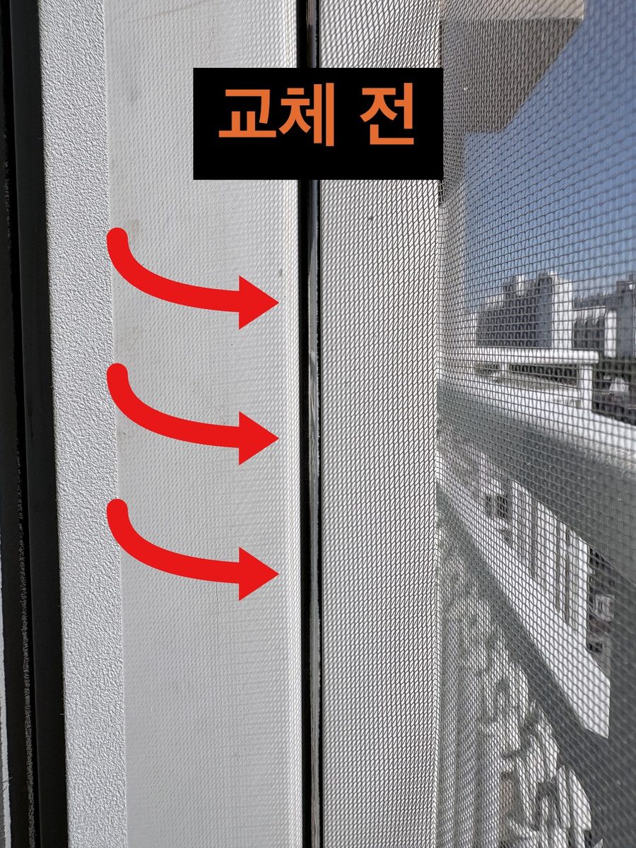 교체 전 창틀 옆면 — 털이 삭아 틈이 벌어진 모습